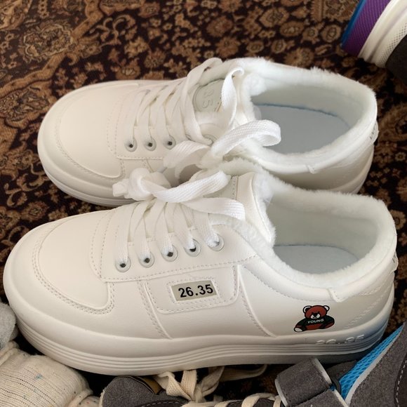 Popular small white shoes! - Picture 3 of 6